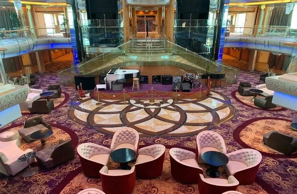 Лайнер Rhapsody Of The Seas, компании Royal Caribbean International. Фото 1