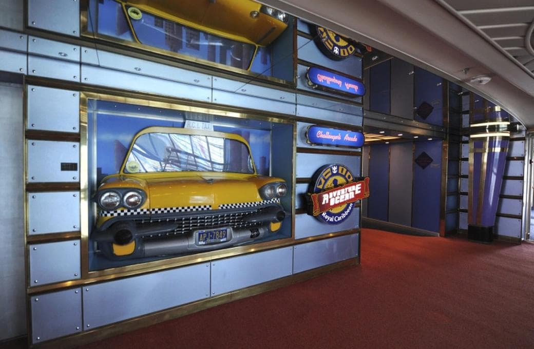 Лайнер Adventure Of The Seas, компании Royal Caribbean International. Фото 1