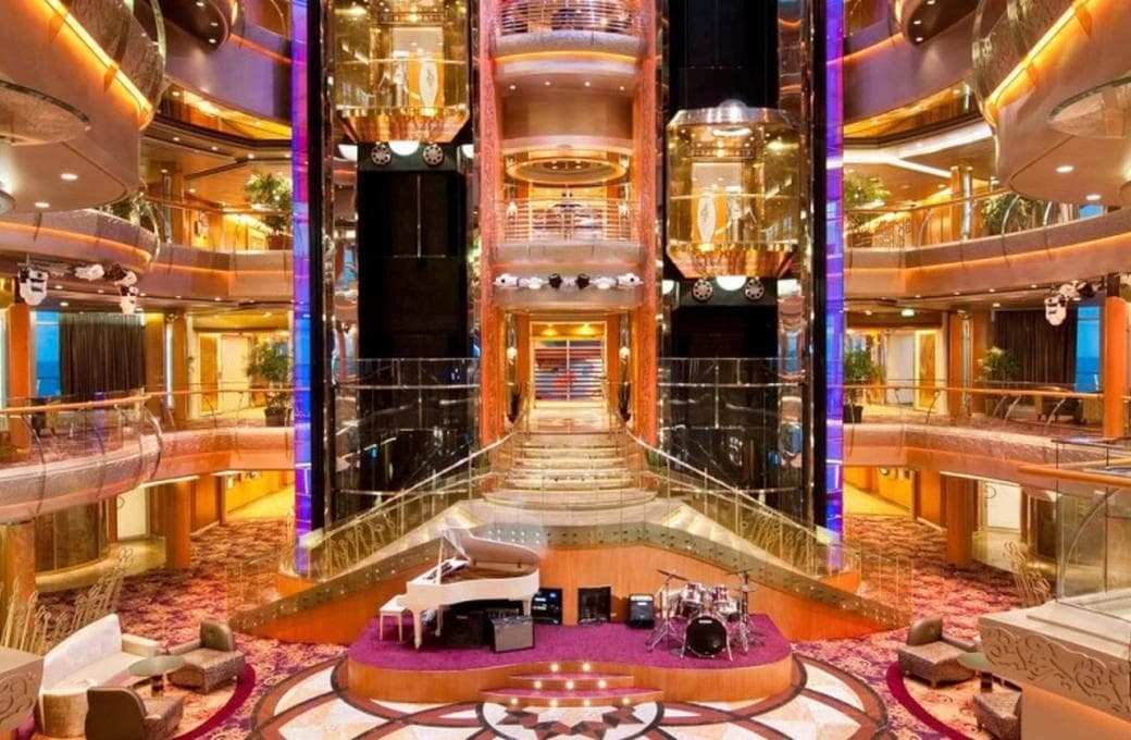 Лайнер Rhapsody Of The Seas, компании Royal Caribbean International. Фото 1