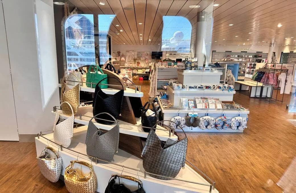 Лайнер Celestyal Discovery, компании Celestyal Cruises. Фото 1