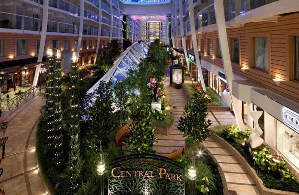 Лайнер Oasis Of The Seas, компании Royal Caribbean International. Фото 1