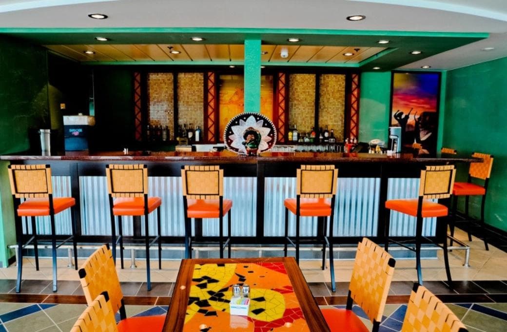 Лайнер Jewel Of The Seas, компании Royal Caribbean International. Фото 1