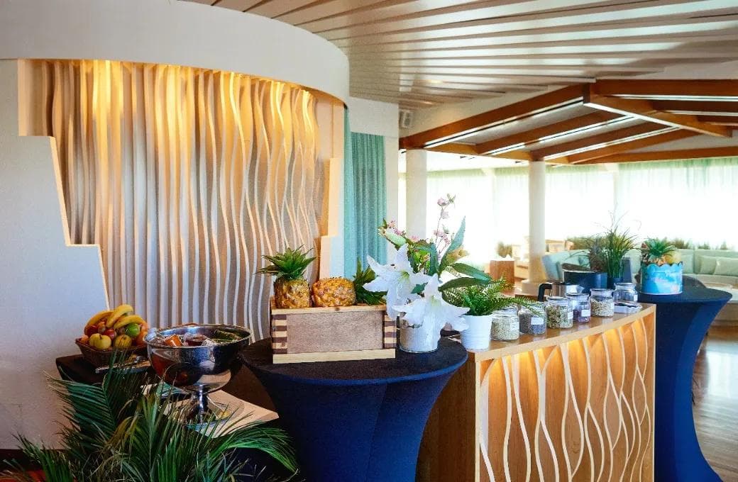 Лайнер Astoria Grande, компании Astoria Grande Cruises. Фото 1