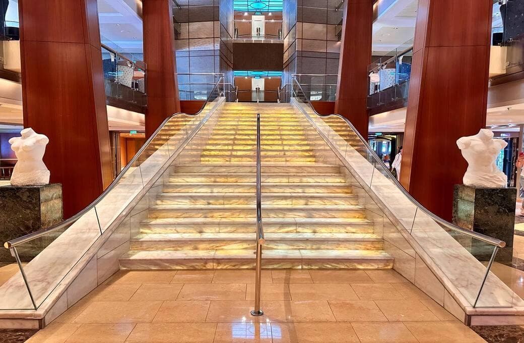 Лайнер Celebrity Infinity, компании Celebrity Cruises. Фото 1