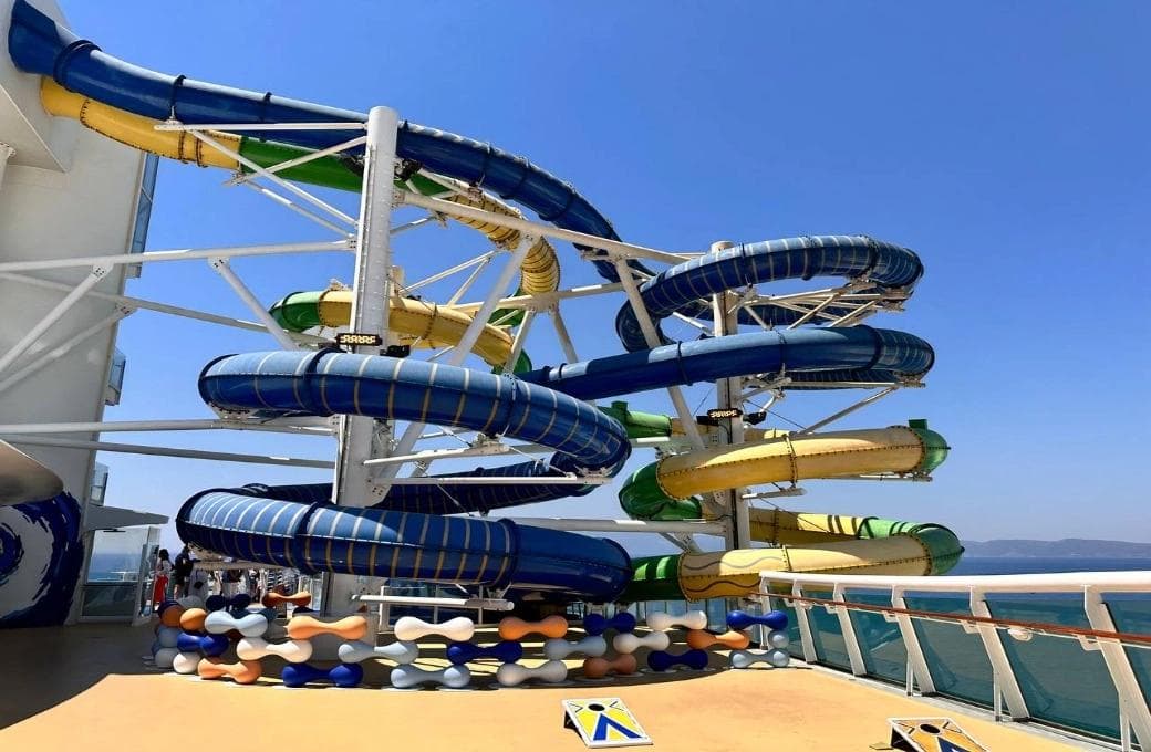 Лайнер Voyager Of The Seas, компании Royal Caribbean International. Фото 1