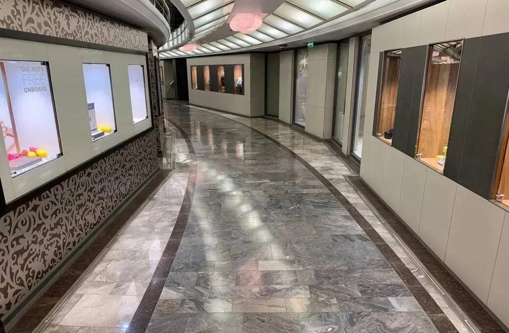 Лайнер Rhapsody Of The Seas, компании Royal Caribbean International. Фото 1