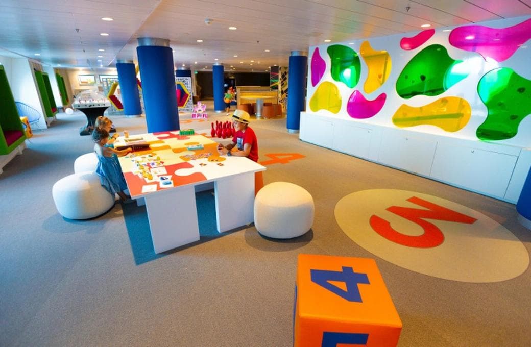 Лайнер Navigator Of The Seas, компании Royal Caribbean International. Фото 1