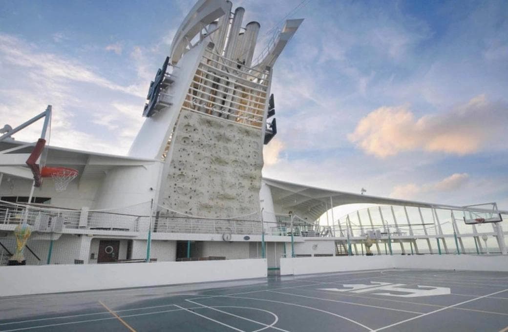 Лайнер Explorer Of The Seas, компании Royal Caribbean International. Фото 1