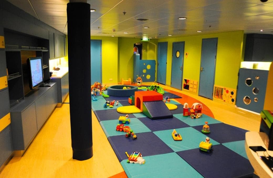 Лайнер Serenade Of The Seas, компании Royal Caribbean International. Фото 1