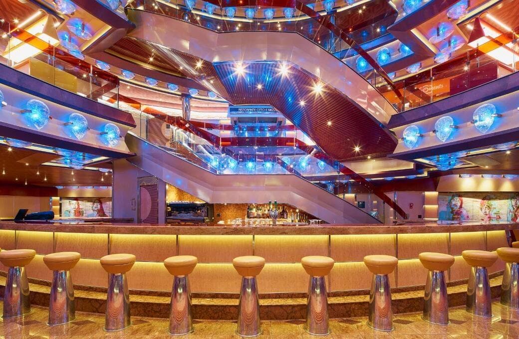 Лайнер Costa Fascinosa, компании Costa Cruises. Фото 1