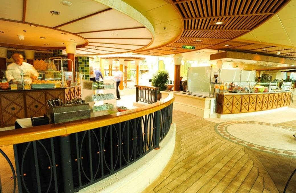 Лайнер Serenade Of The Seas, компании Royal Caribbean International. Фото 1