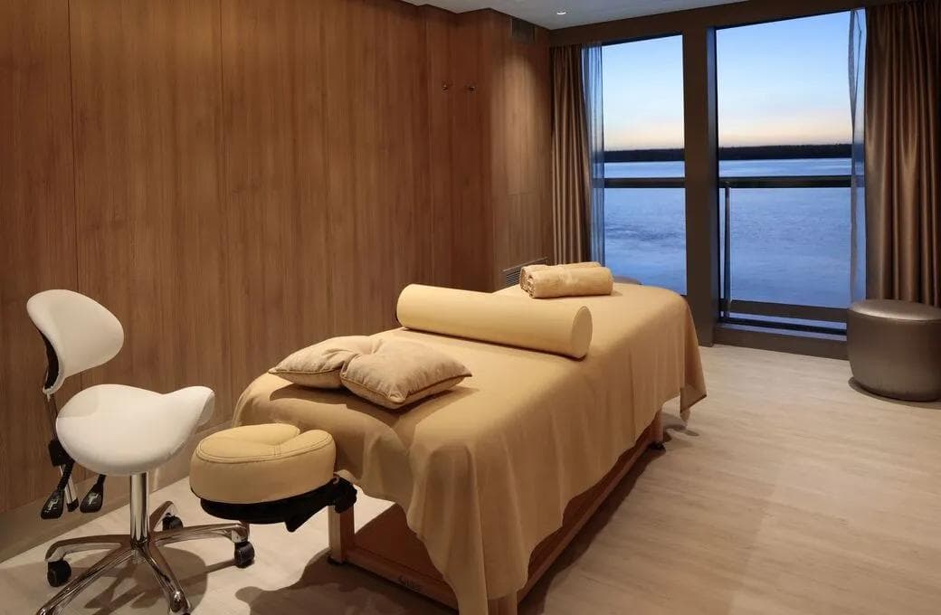 Лайнер Celebrity Flora, компании Celebrity Cruises. Фото 1