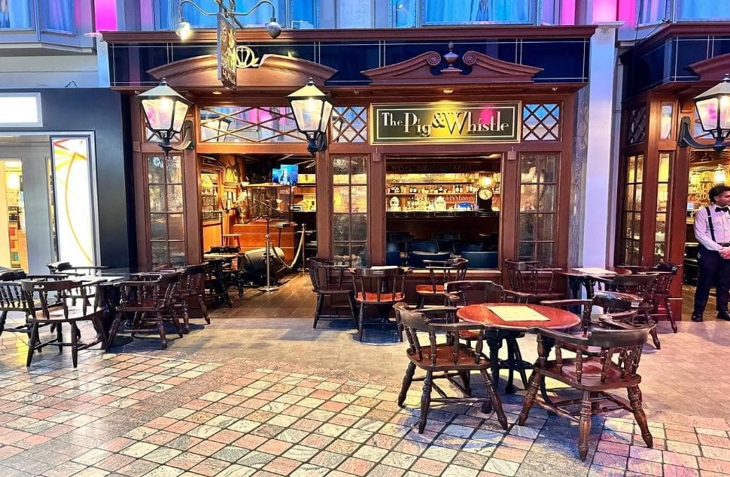 Лайнер Voyager Of The Seas, компании Royal Caribbean International. Фото 1