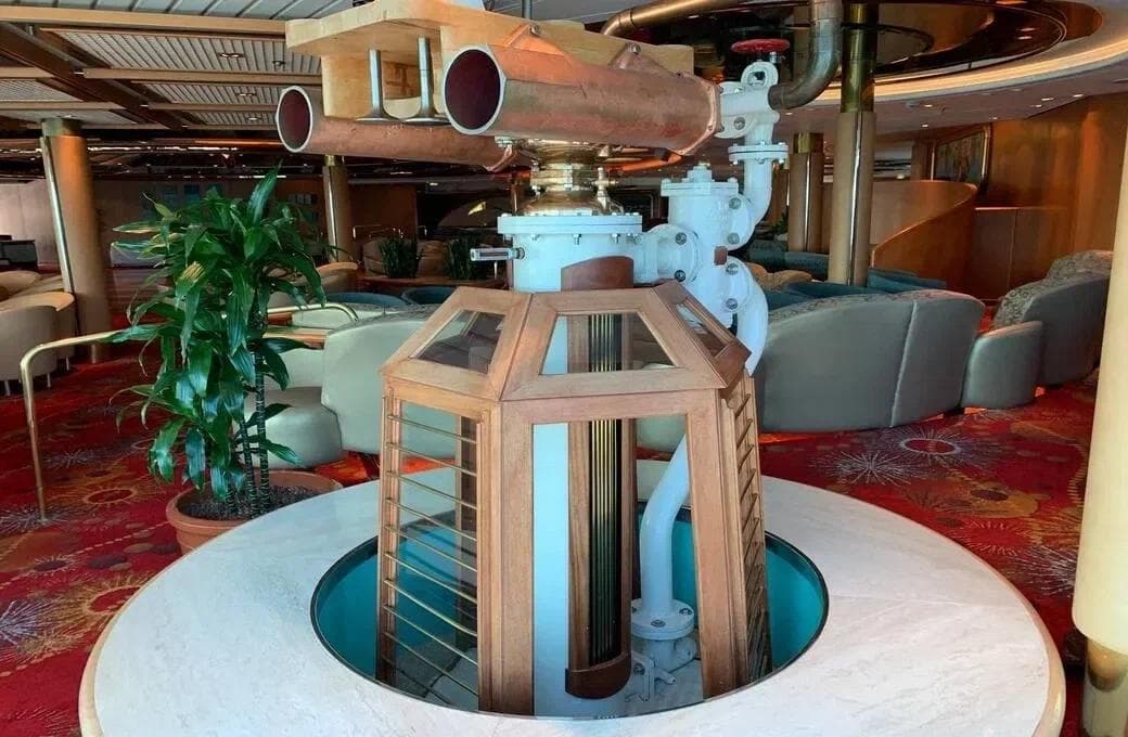 Лайнер Rhapsody Of The Seas, компании Royal Caribbean International. Фото 1