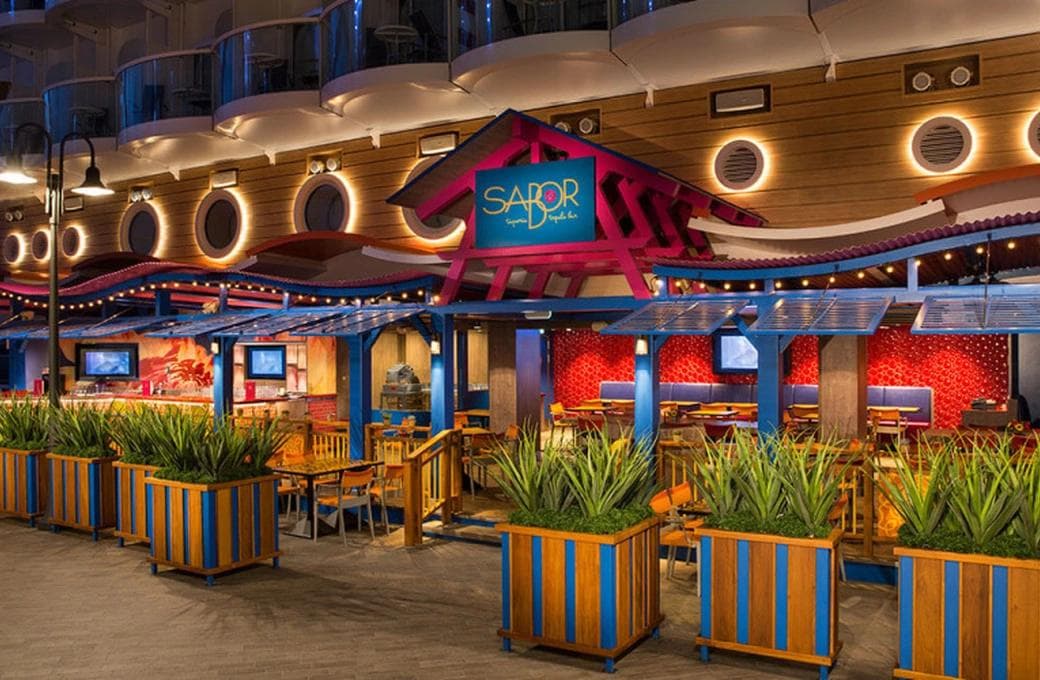 Лайнер Oasis Of The Seas, компании Royal Caribbean International. Фото 1