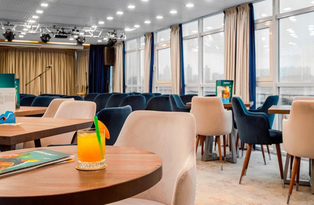 Лайнер Александр Бенуа, компании Созвездие. Фото 1