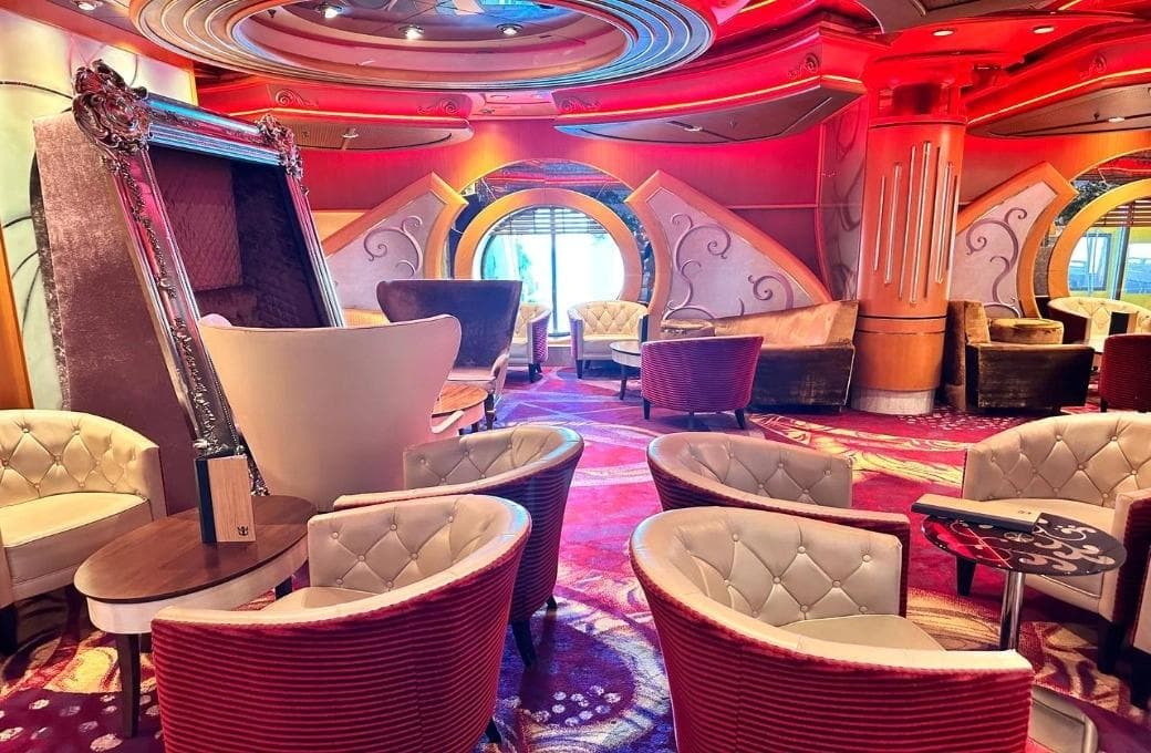 Лайнер Voyager Of The Seas, компании Royal Caribbean International. Фото 1