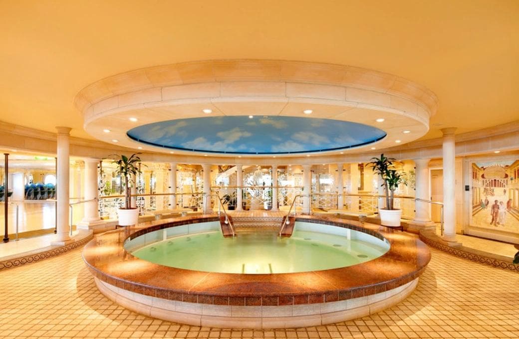 Лайнер Rhapsody Of The Seas, компании Royal Caribbean International. Фото 1