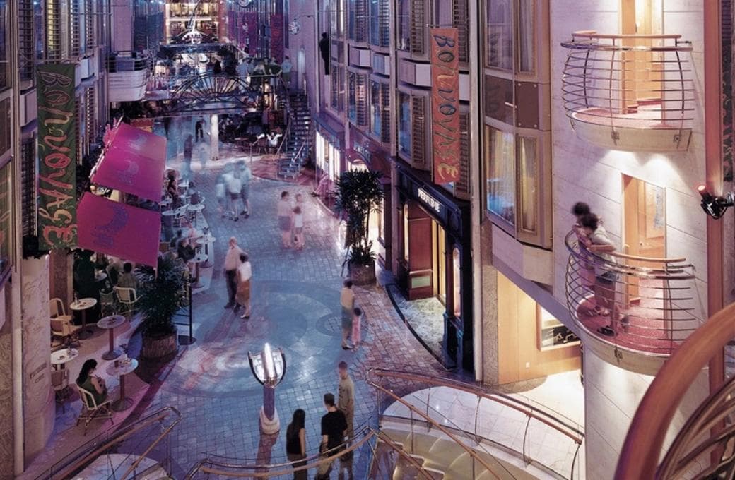 Лайнер Explorer Of The Seas, компании Royal Caribbean International. Фото 1