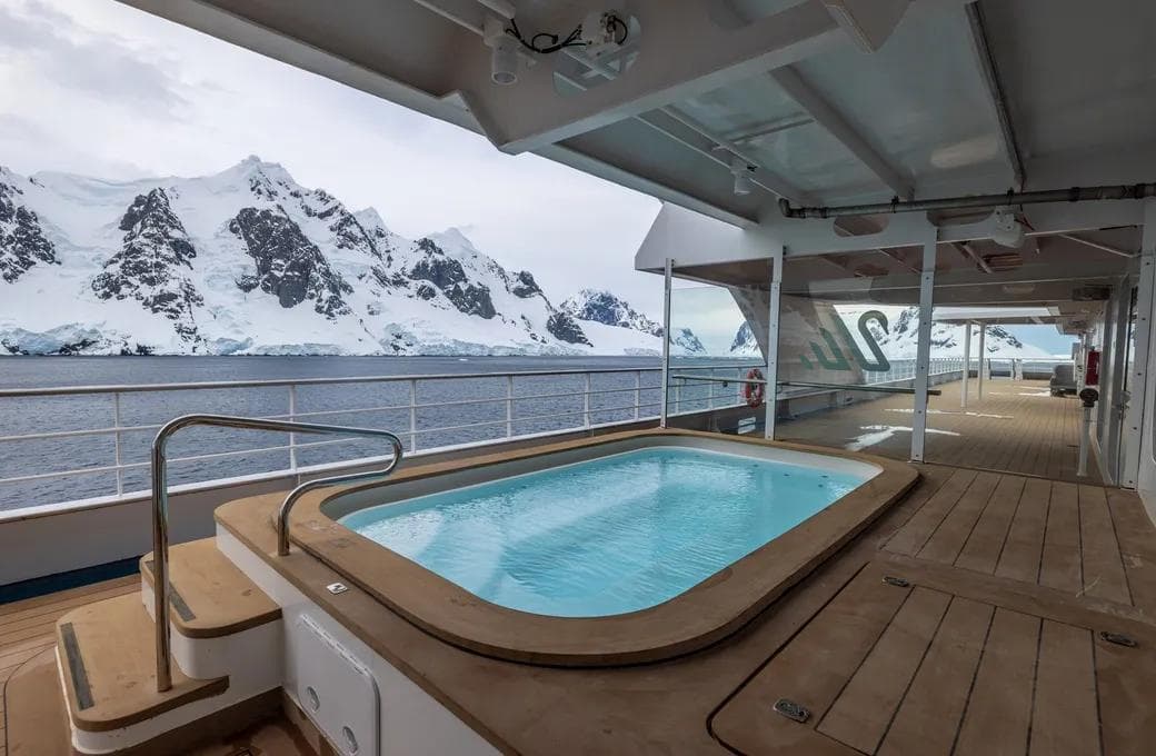 Лайнер SH Minerva, компании Swan Hellenic. Фото 1