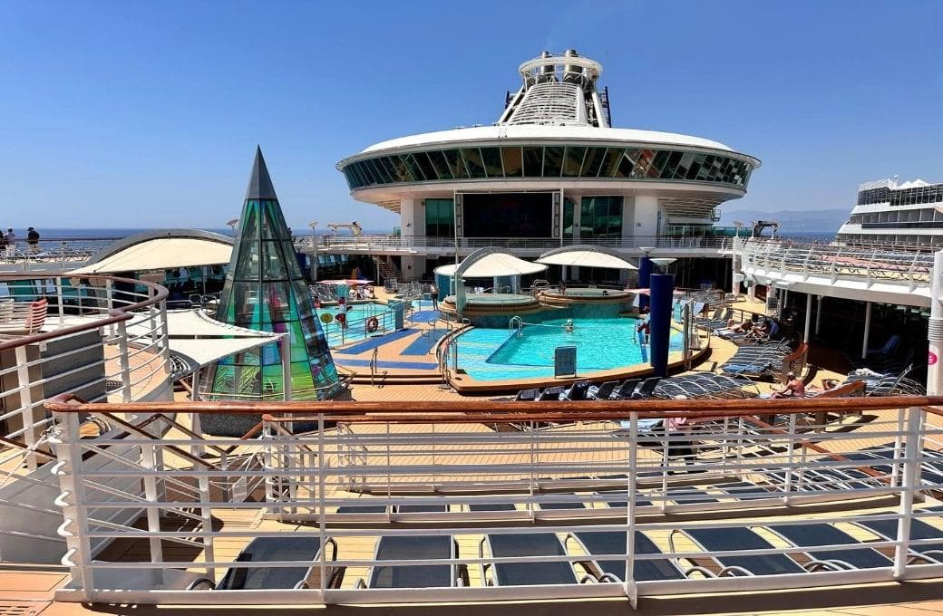 Лайнер Voyager Of The Seas, компании Royal Caribbean International. Фото 1