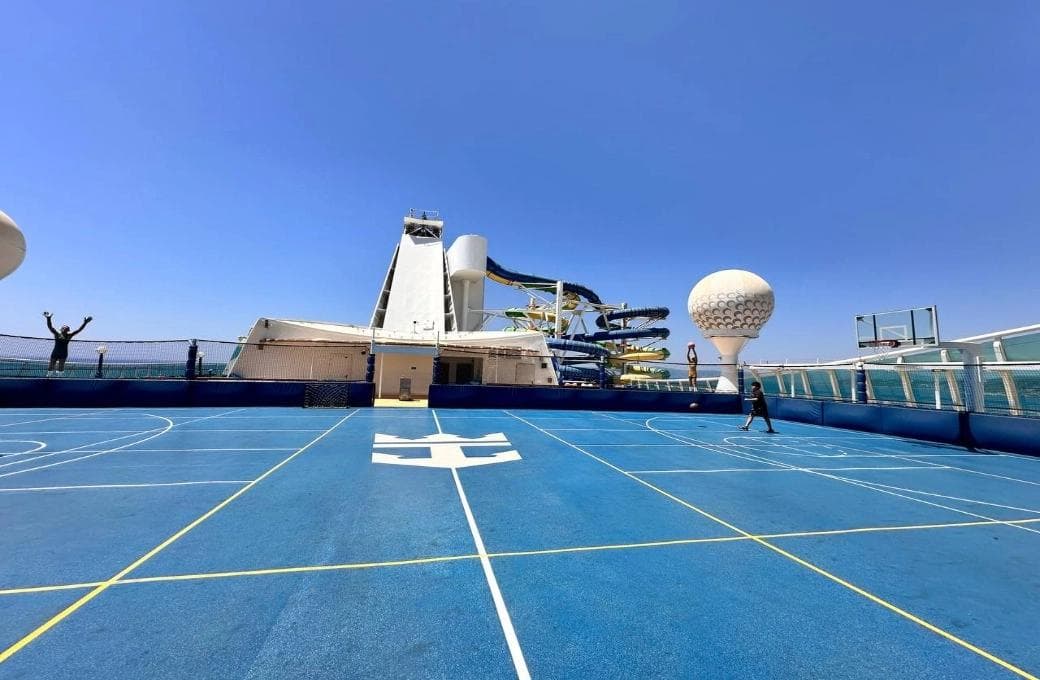 Лайнер Voyager Of The Seas, компании Royal Caribbean International. Фото 1