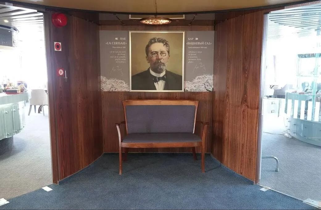 Лайнер Антон Чехов, компании Донинтурфлот. Фото 1